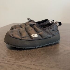 NORTH FACE Kids ThermoBall Traction Mules II Size 2 Black Quilted Nylon NF0A39UX